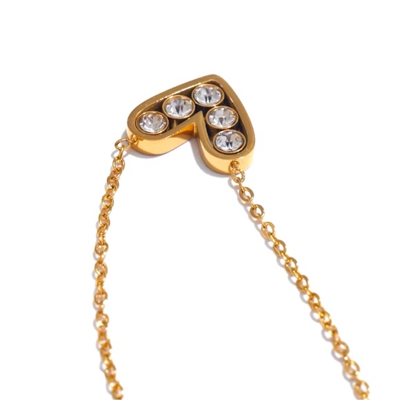 NWT Gorgeous Heart Pendant Necklace in Gold - Picture 2 of 8